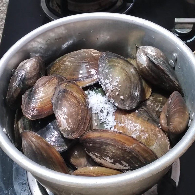 Step 1 Prepare and boil the clams for Clam soup with spinach