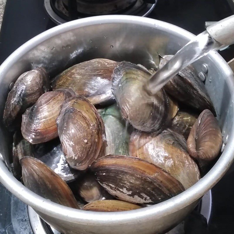 Step 1 Prepare and boil the clams for Clam soup with spinach