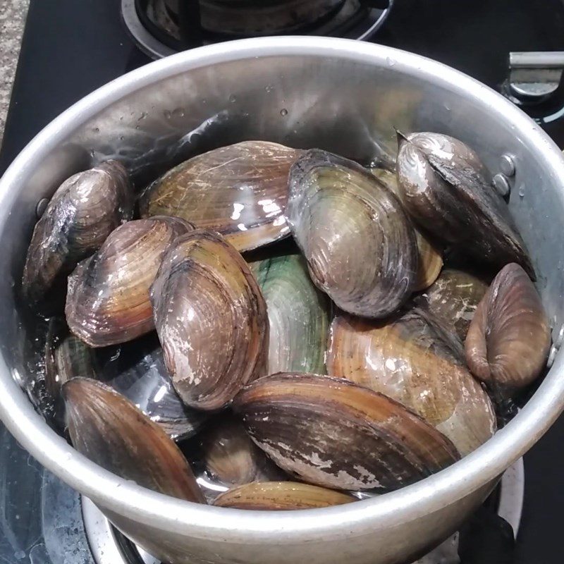 Step 1 Prepare and boil the clams for Clam soup with spinach