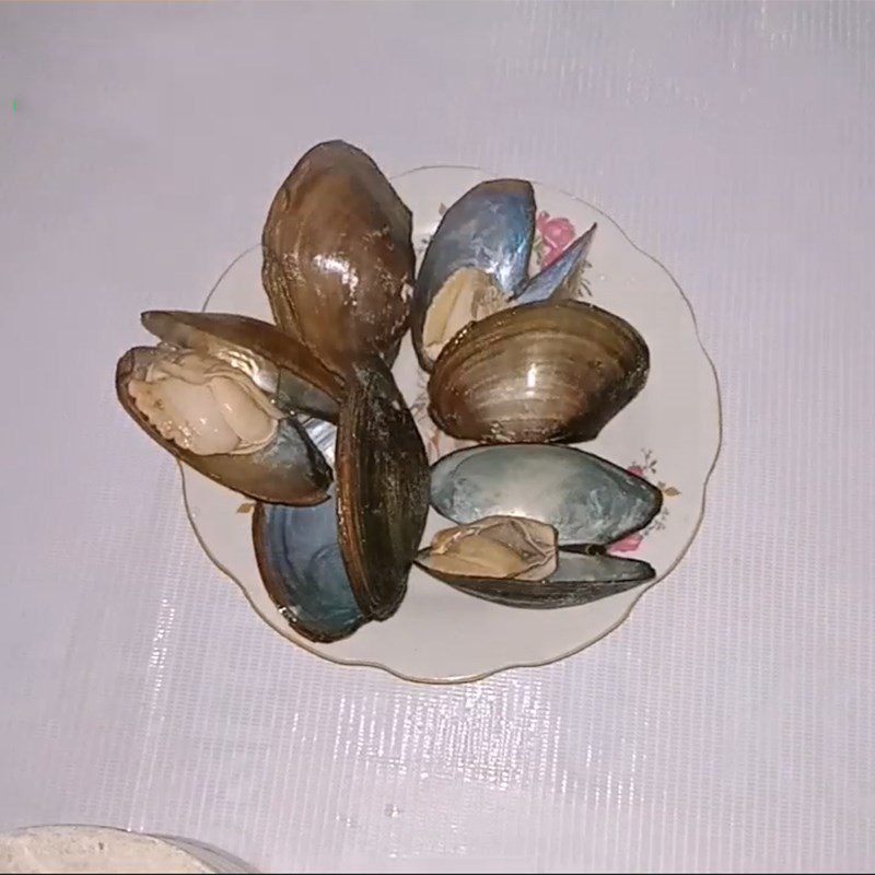 Step 1 Prepare and boil clams for the soup with water spinach