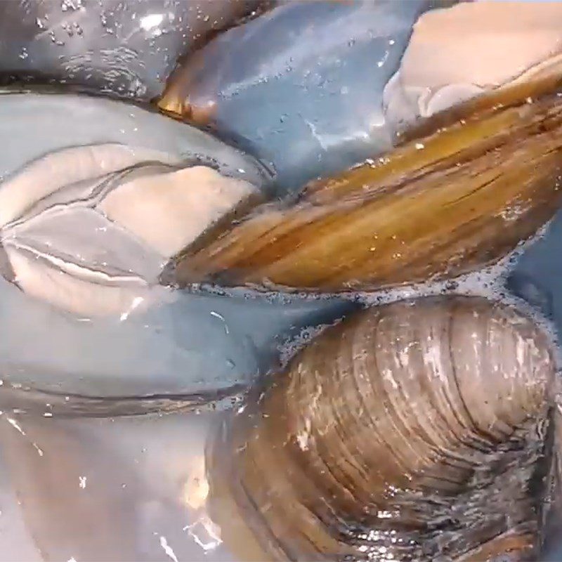 Step 1 Prepare and boil clams for the soup with water spinach