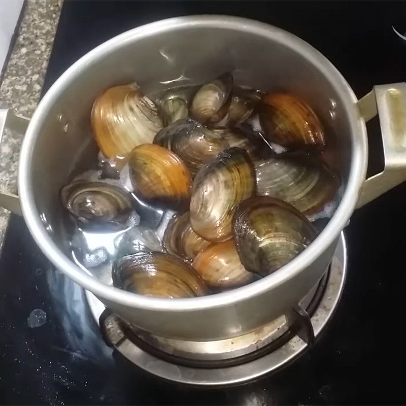 Step 1 Prepare and boil clams for clam soup with water spinach and tomatoes