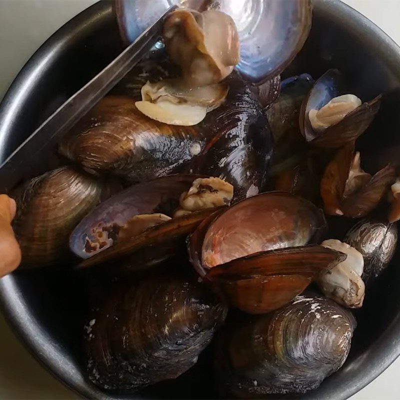 Step 1 Prepare and boil clams for clam soup with water spinach and tomatoes