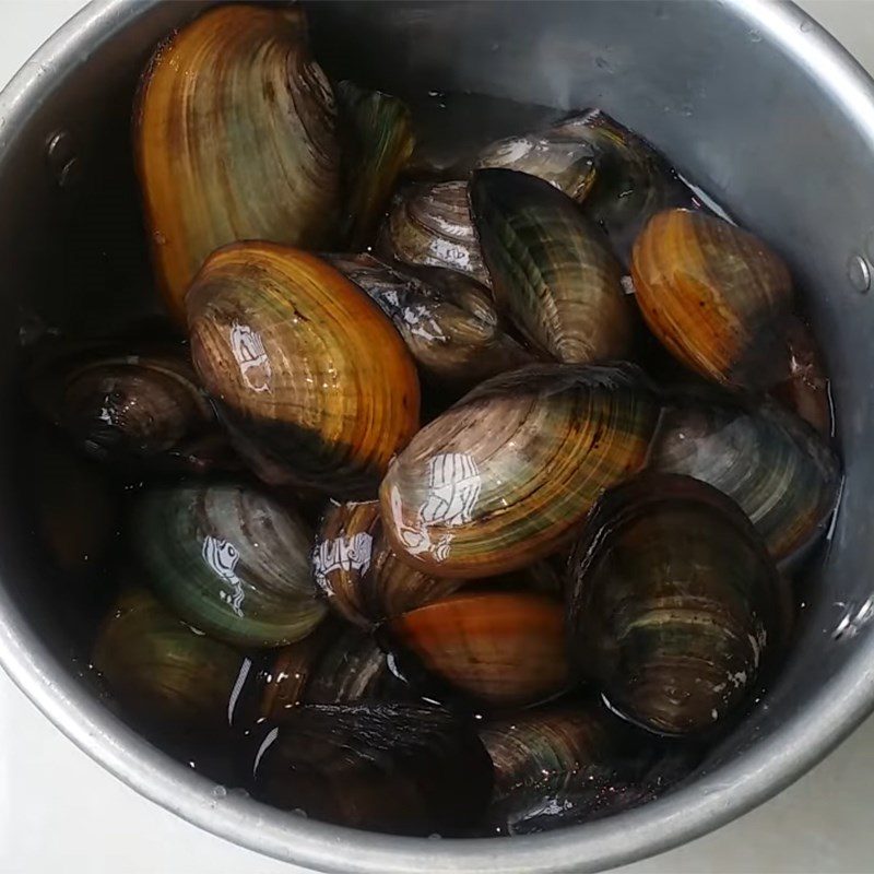 Step 1 Prepare and boil clams for clam soup with water spinach and tomatoes