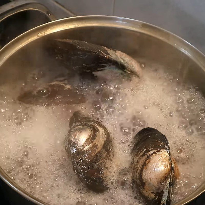 Step 1 Prepare and boil clams for Clam Soup with Tofu