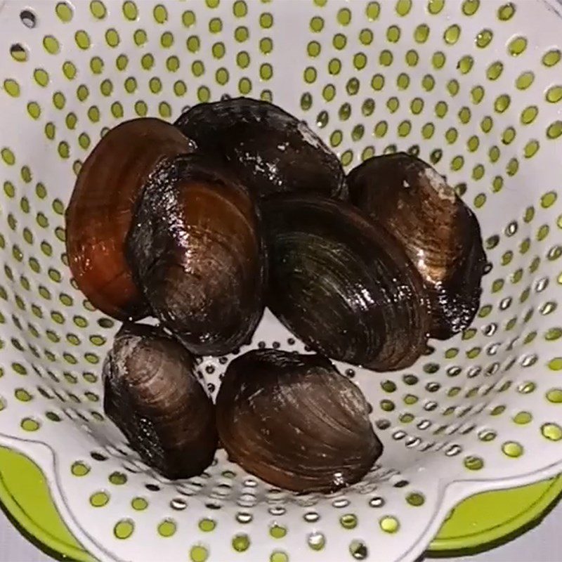 Step 1 Prepare and boil clams Clam soup with water spinach