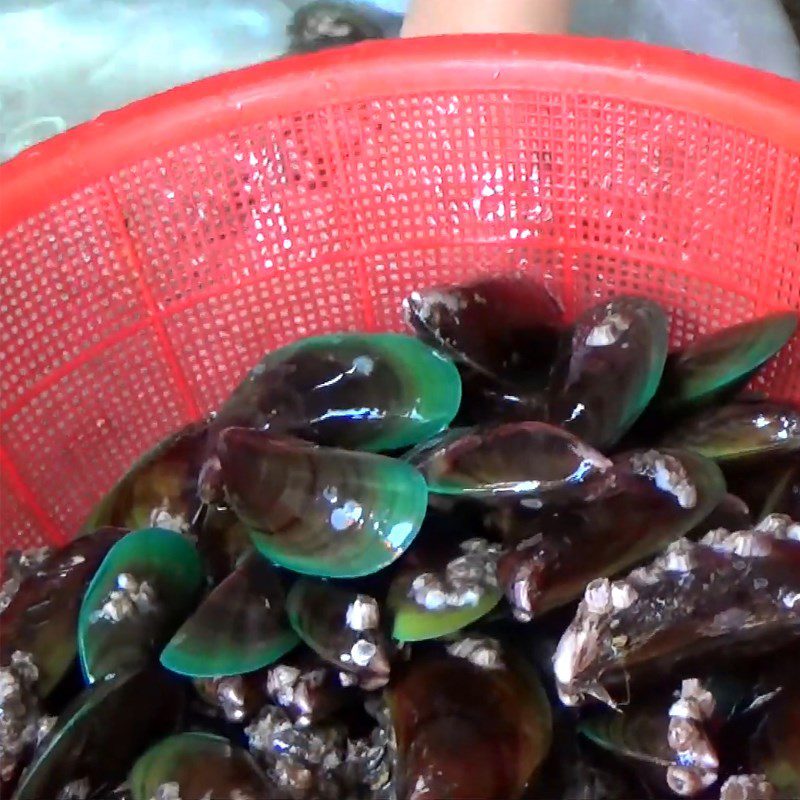 Step 1 Prepare and boil mussels for Stir-fried mussels with lemongrass and chili