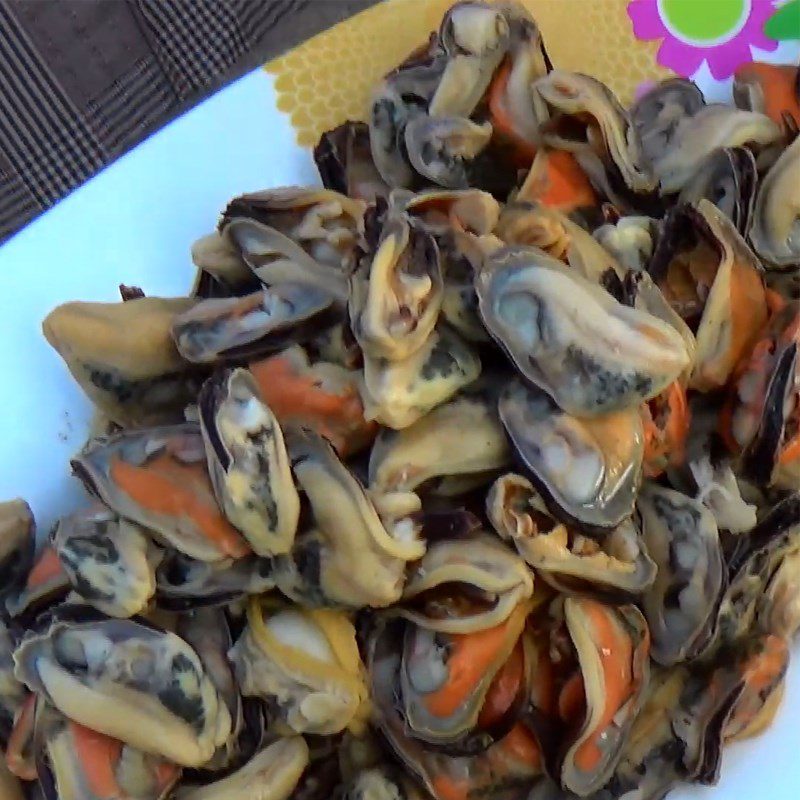 Step 1 Prepare and boil mussels Stir-fried mussels with lemongrass and chili