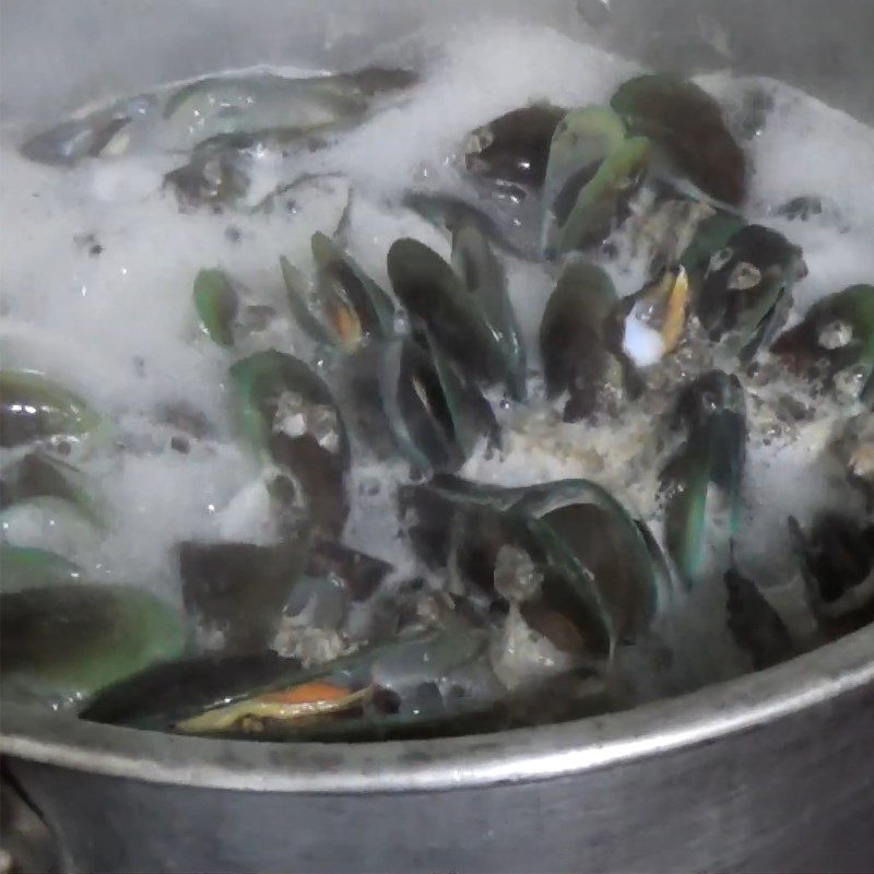 Step 1 Prepare and boil mussels Stir-fried mussels with lemongrass and chili