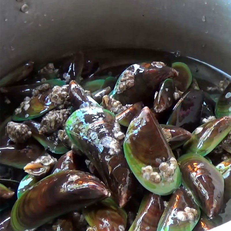 Step 1 Prepare and boil mussels Stir-fried mussels with lemongrass and chili