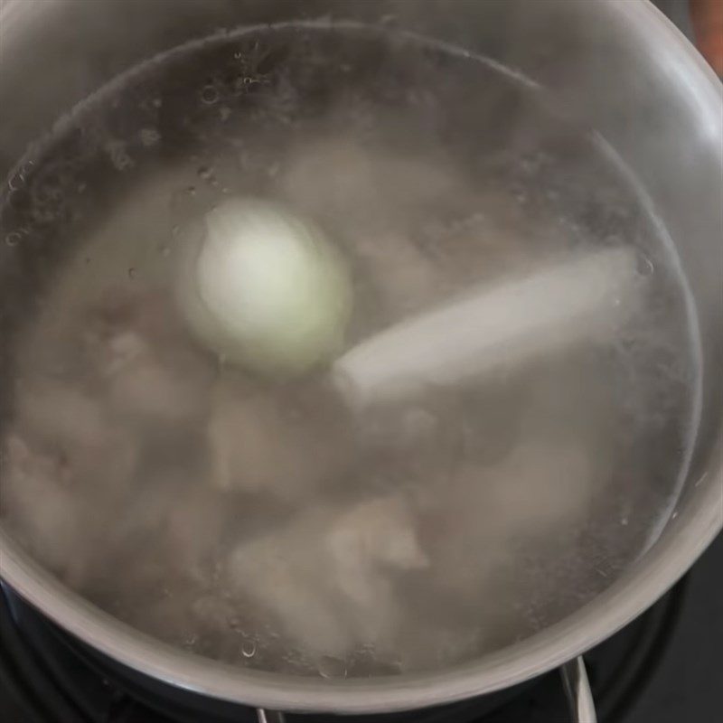 Step 1 Preliminary processing and cooking pork bone broth Quang noodles with shrimp and pork