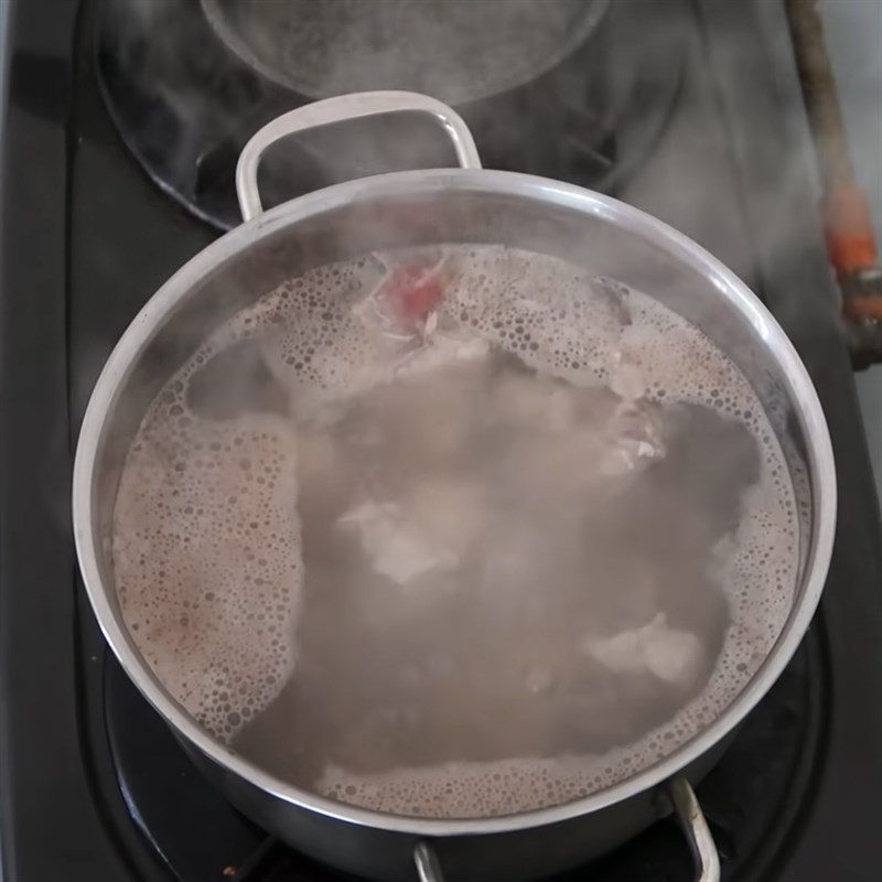 Step 1 Preliminary processing and cooking pork bone broth Quang noodles with shrimp and pork