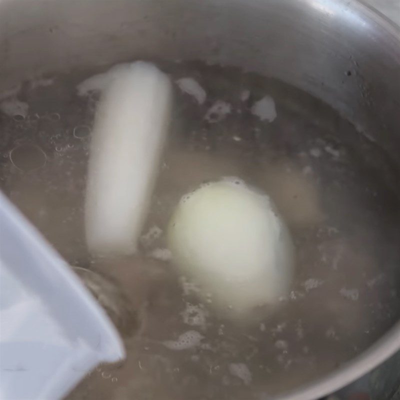 Step 1 Preliminary processing and cooking pork bone broth Quang noodles with shrimp and pork