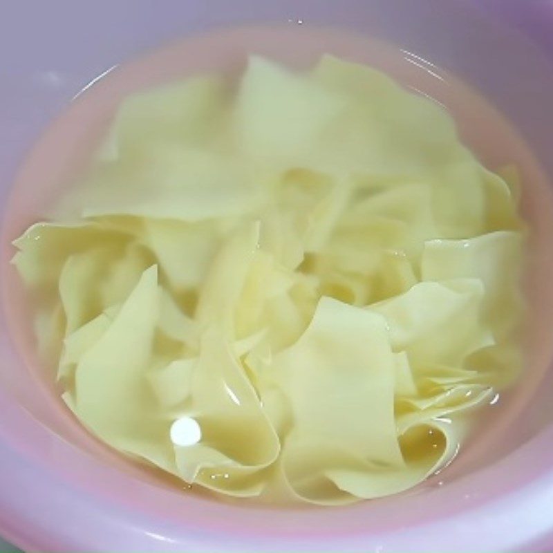 Step 1 Prepare and soak dried wonton leaves Dried shrimp wonton leaves