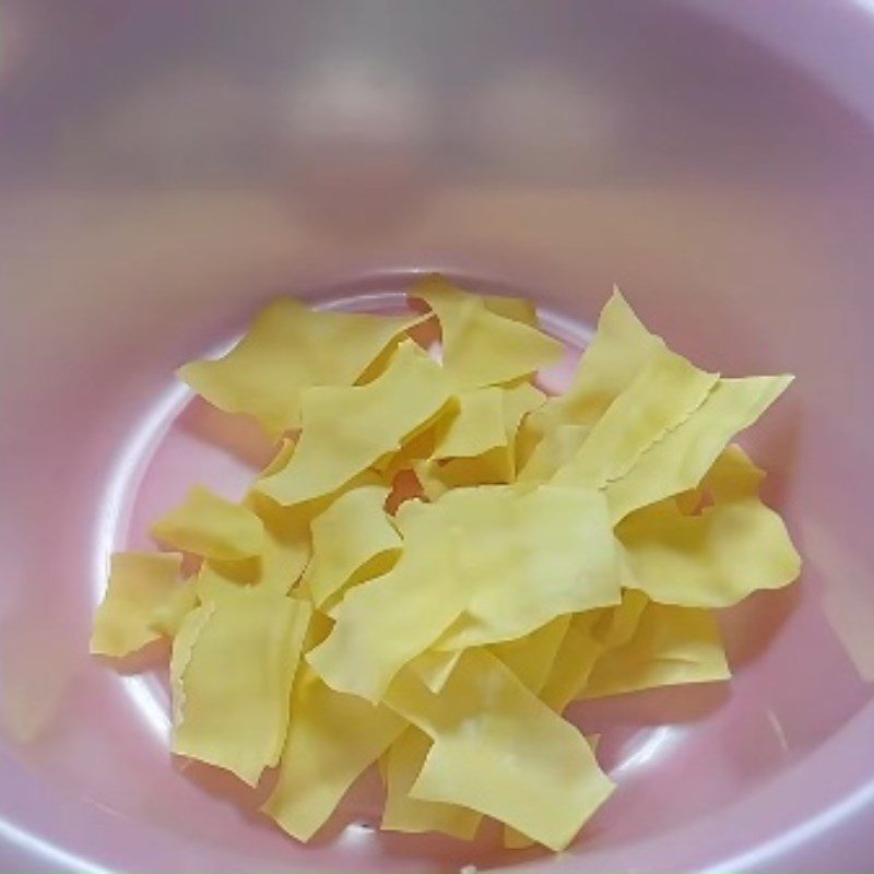 Step 1 Prepare and soak dried wonton leaves Dried shrimp wonton leaves