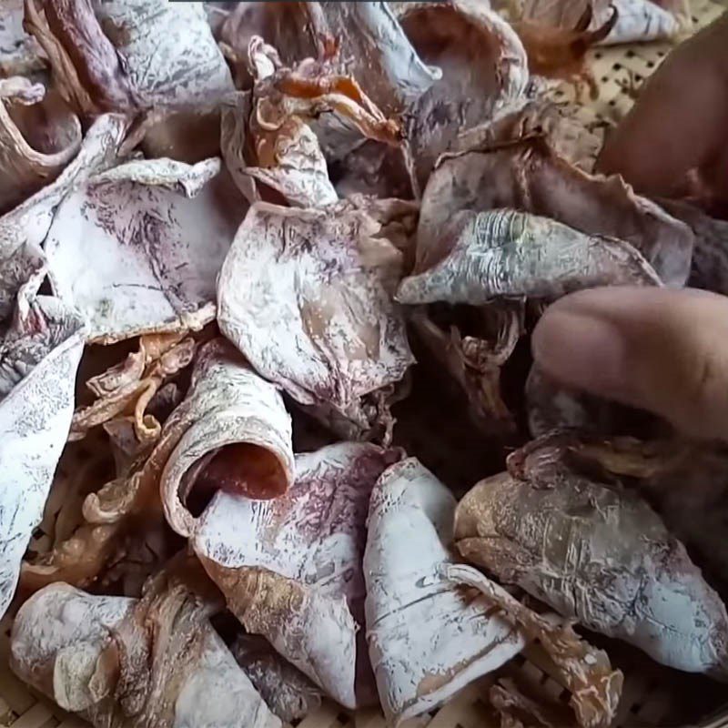 Step 1 Prepare and grill the dried squid Dried squid stir-fried with satay chili sauce