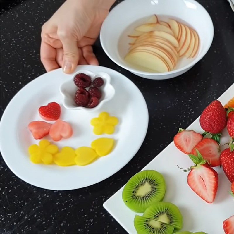 Step 8 Preparing and shaping fruits Fruit tart in the shape of a basket