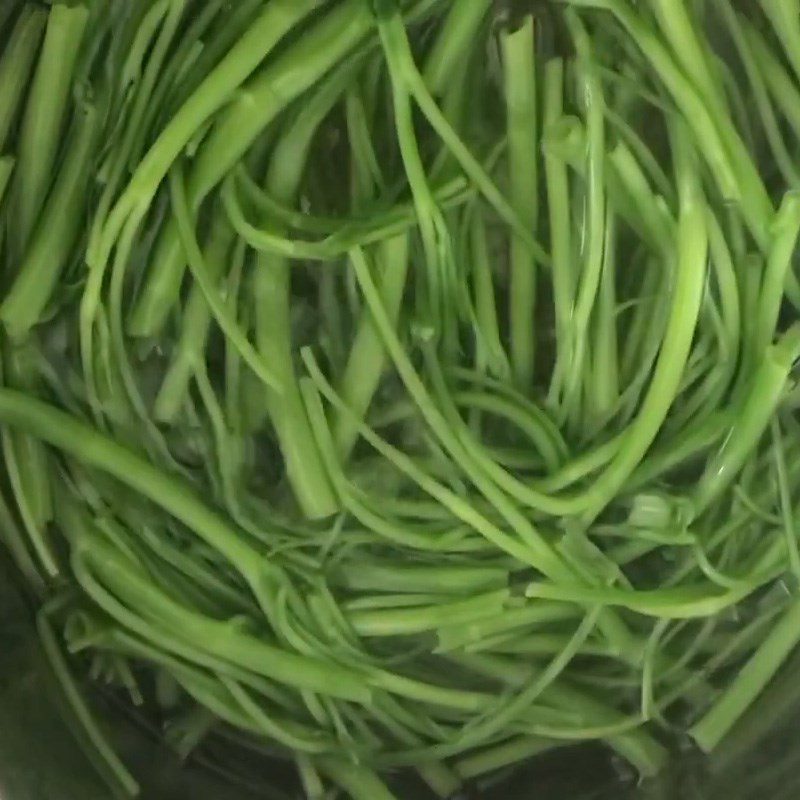 Step 2 Preparing and blanching water spinach Stir-fried razor clams with water spinach