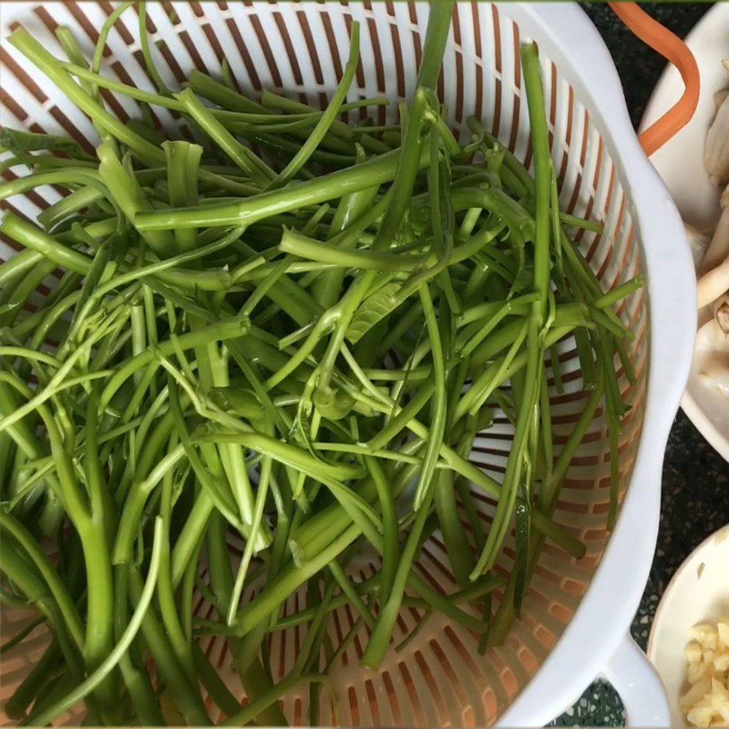 Step 2 Preparing and blanching water spinach Stir-fried razor clams with water spinach