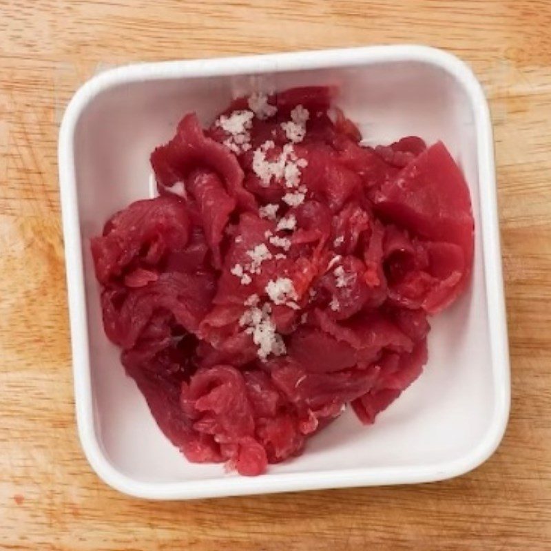 Step 1 Prepare and marinate the beef for Fried Brown Rice Pho