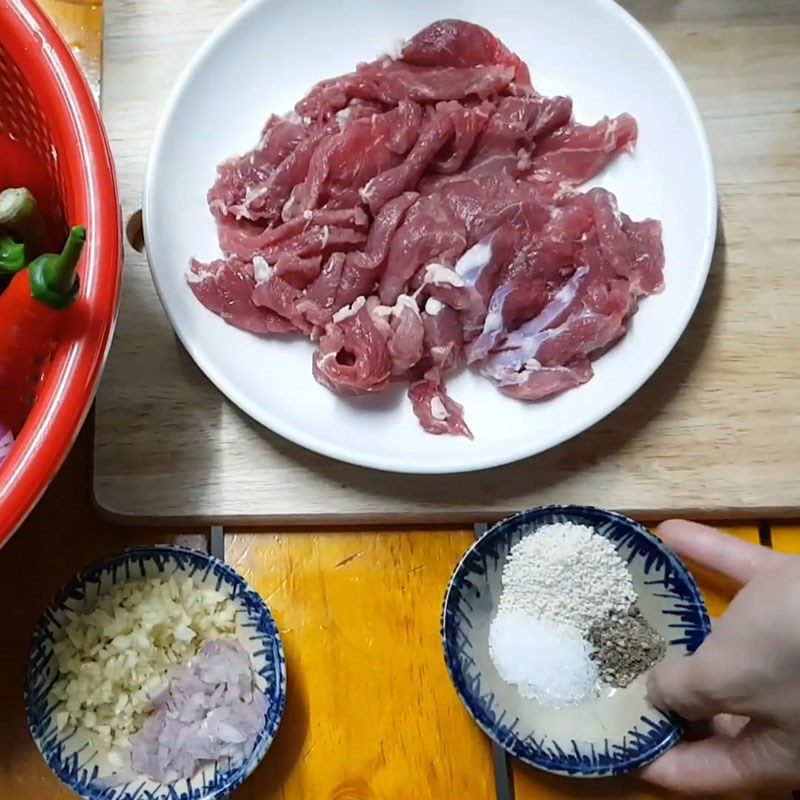 Step 1 Prepare and marinate the beef Stir-fried Beef with Bell Peppers