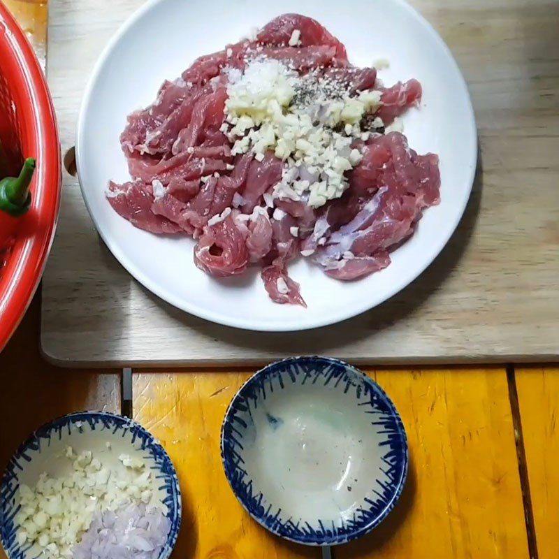 Step 1 Prepare and marinate the beef Stir-fried Beef with Bell Peppers