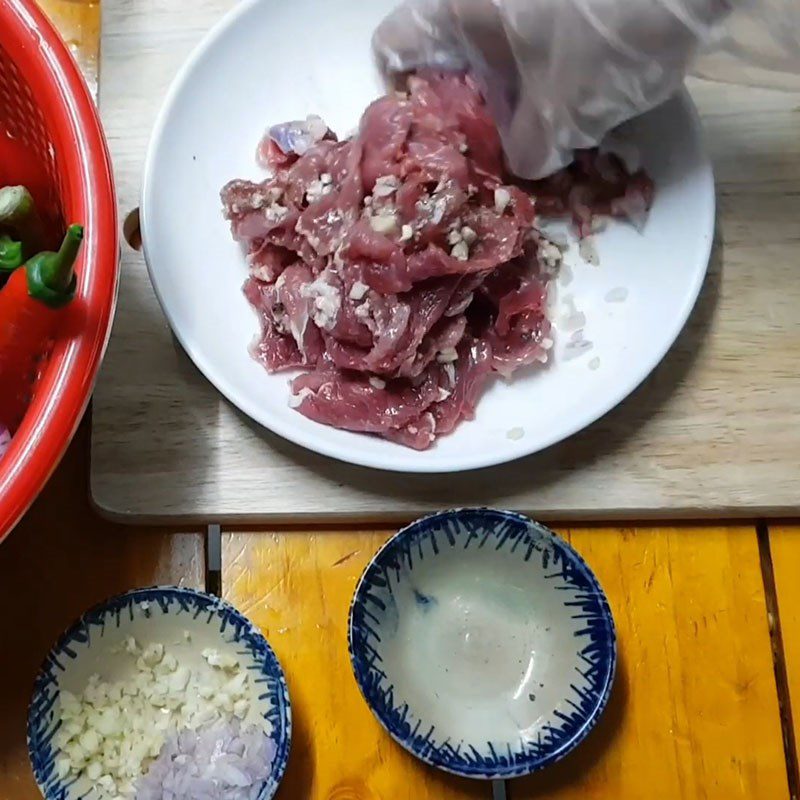 Step 1 Prepare and marinate the beef Stir-fried Beef with Bell Peppers