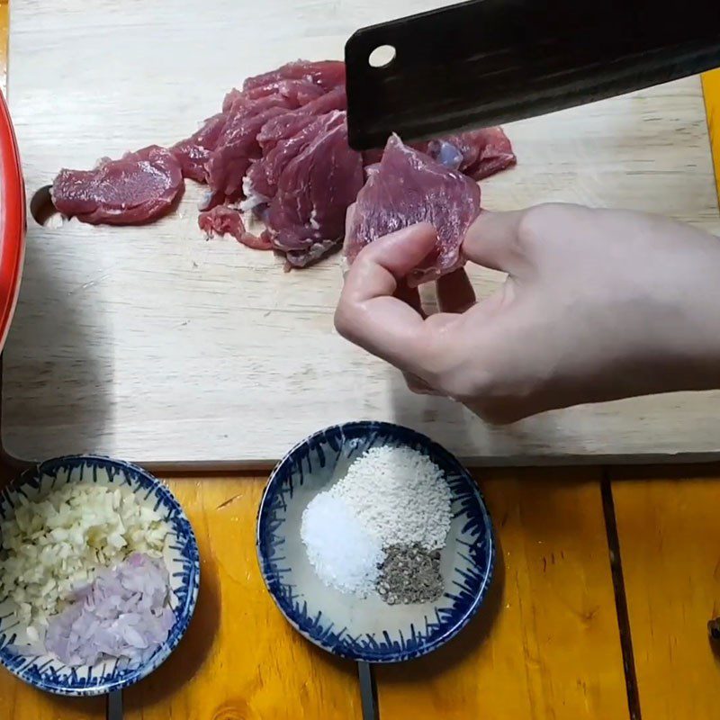 Step 1 Prepare and marinate the beef Stir-fried Beef with Bell Peppers