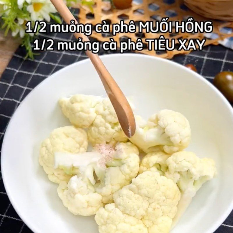 Step 1 Prepare and marinate KFC vegetarian cauliflower (Recipe from the TikTok channel Vegetarian Kitchen XANH)