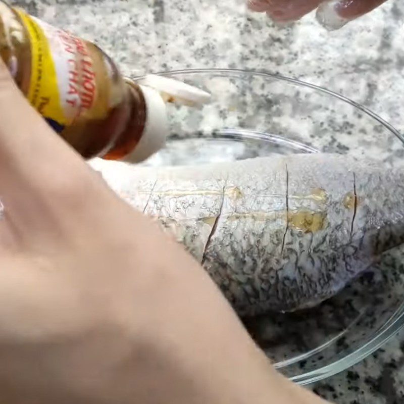 Step 1 Prepare and marinate the fish for steamed barramundi with shiitake mushrooms