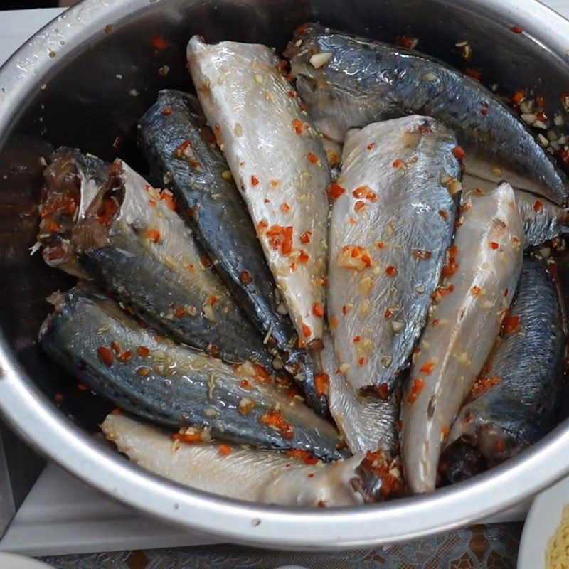 Step 1 Prepare and marinate the fish Mackerel fried with tomato sauce