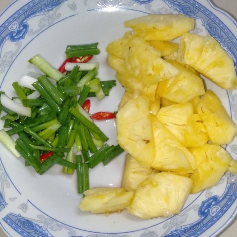 Step 1 Prepare the ingredients for Sweet and Sour Red Tilapia (recipe shared by a user)