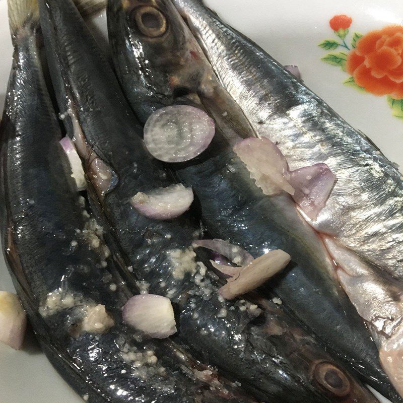 Step 1 Prepare and marinate the fish Mackerel Braised with Tomatoes (Recipe shared by a user)