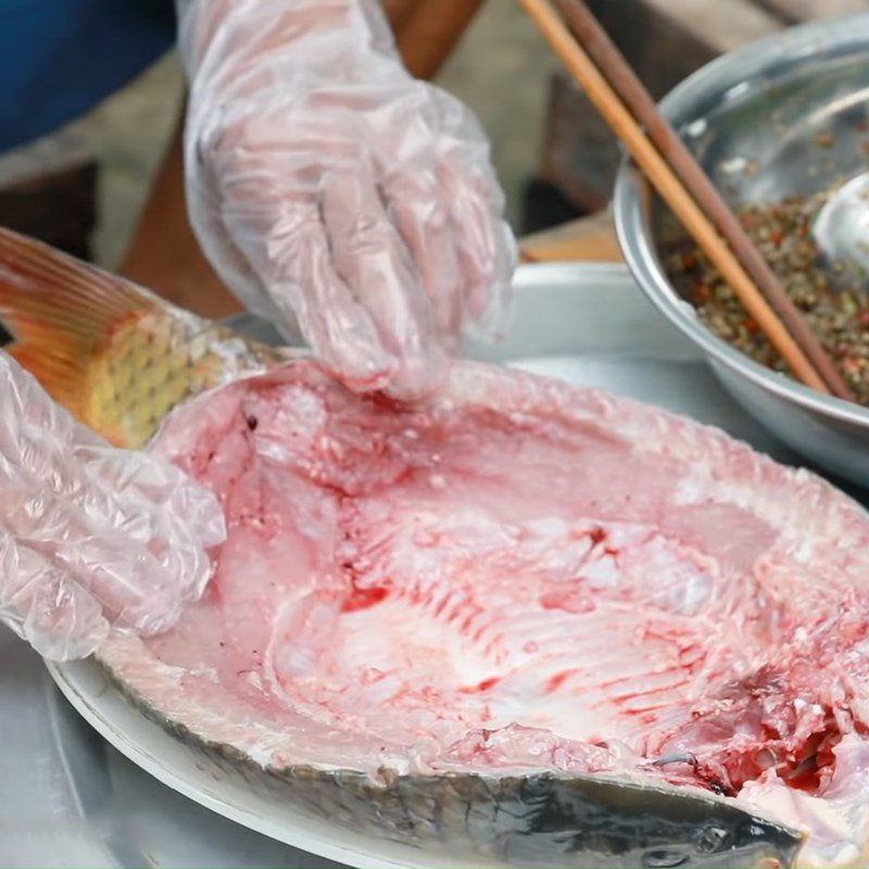 Step 2 Prepare and marinate the fish Grilled fish pa pỉnh tộp using charcoal