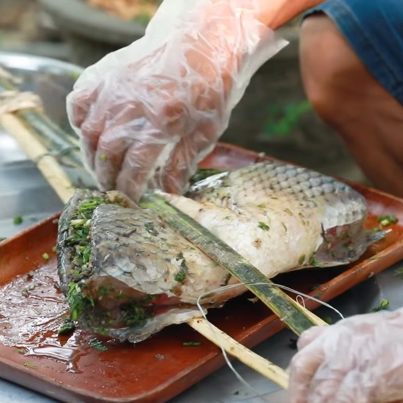 Step 2 Prepare and marinate the fish Grilled fish pa pỉnh tộp using charcoal