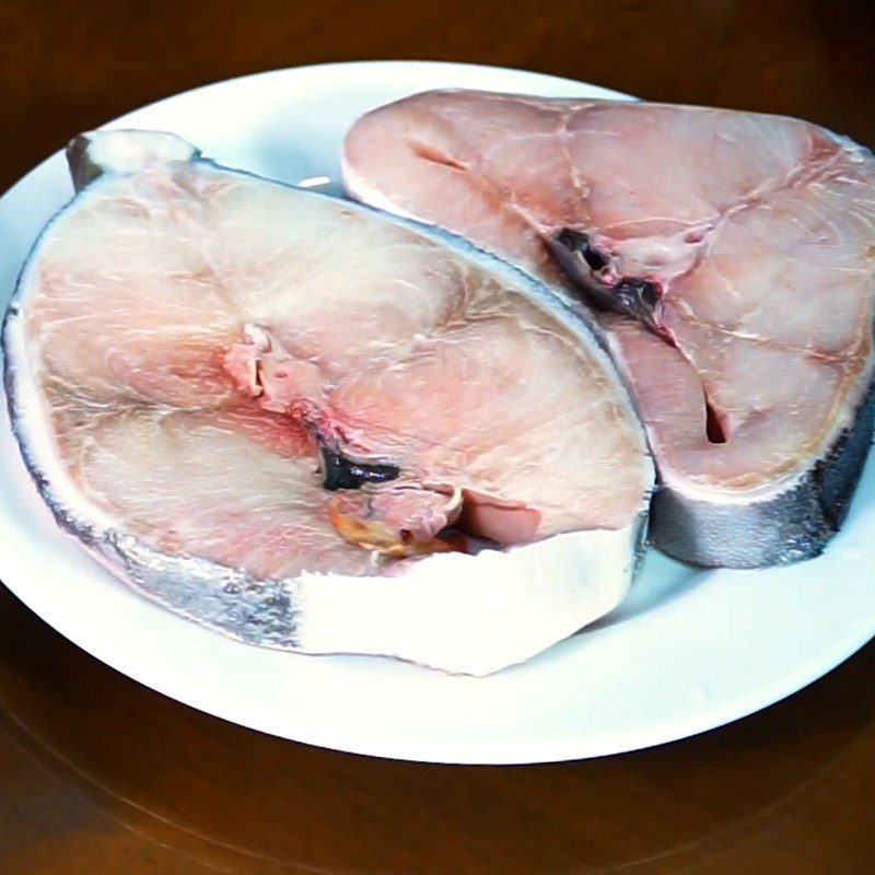 Step 1 Prepare and marinate the fish for sour braised fish