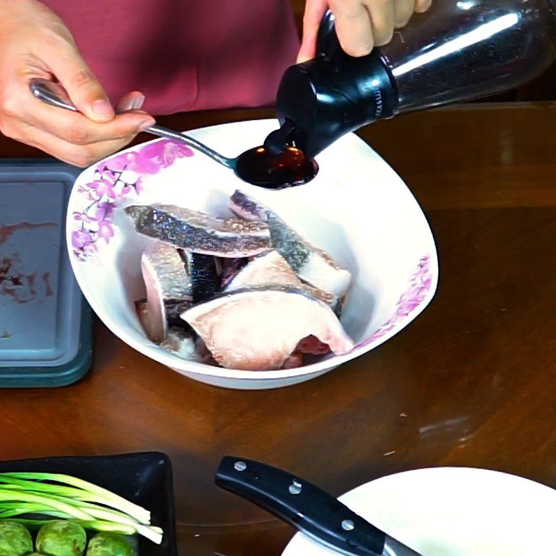 Step 1 Prepare and marinate the fish for sour braised fish