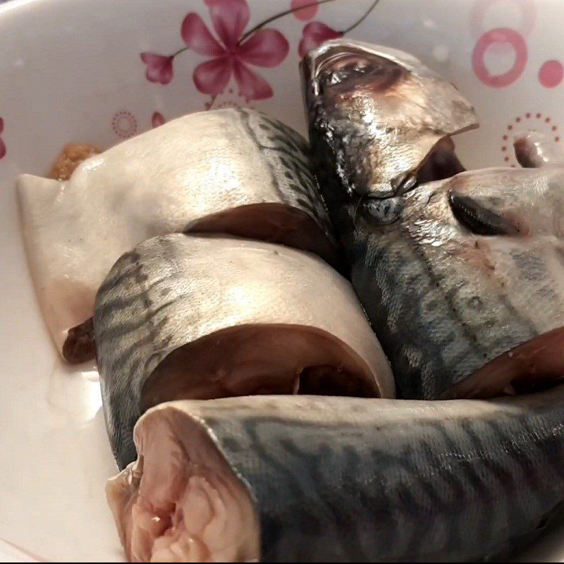 Step 1 Prepare and marinate fish for Japanese mackerel stew with pineapple