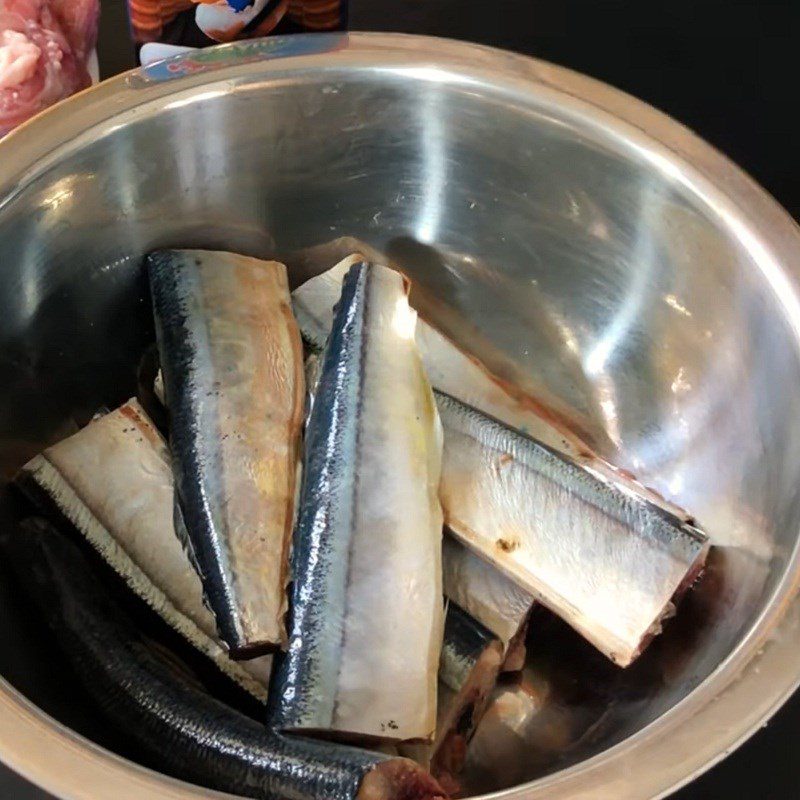 Step 1 Prepare and marinate the fish Japanese mackerel in clay pot