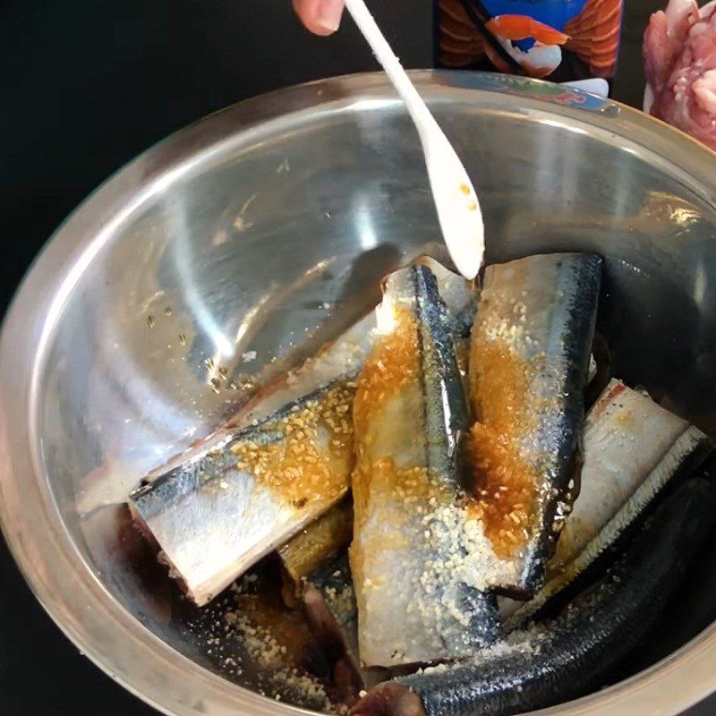 Step 1 Prepare and marinate the fish Japanese mackerel in clay pot