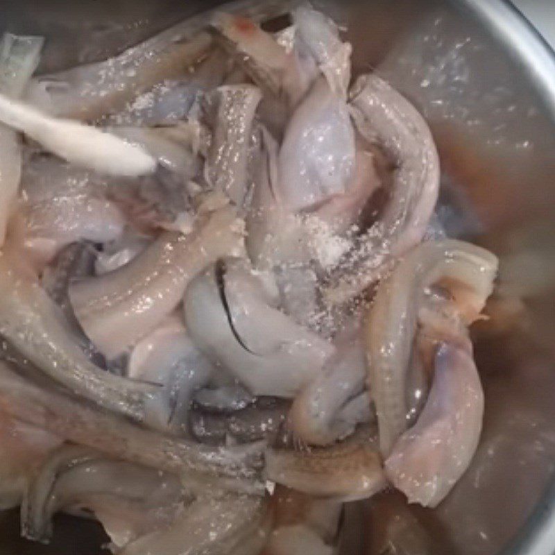 Step 1 Prepare and marinate the snakehead fish for Sour Fish Soup