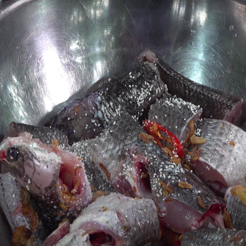 Step 1 Prepare and marinate snakehead fish for fish sauce hotpot