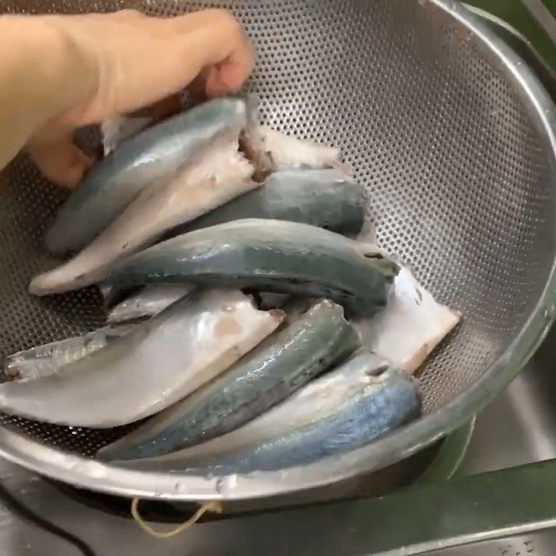 Step 1 Prepare and marinate the fish Mackerel fried with tomato sauce