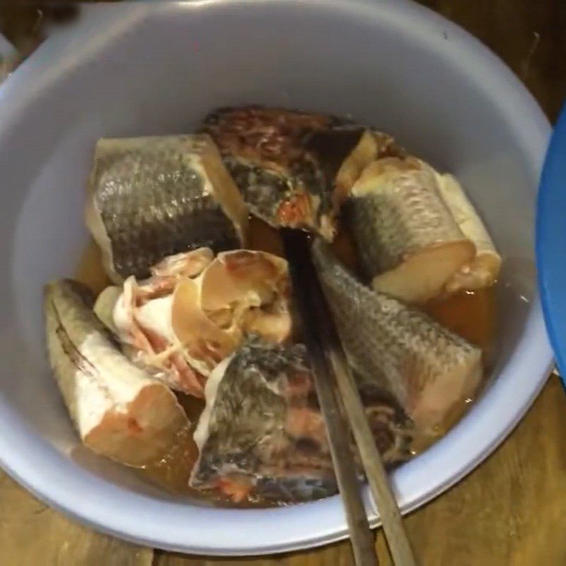 Step 1 Prepare and marinate snakehead fish Snakehead fish steamed with rice paddy herb