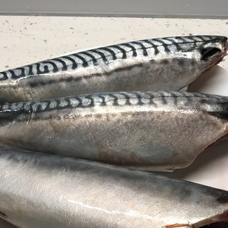 Step 1 Prepare and marinate mackerel Mackerel braised with tomatoes using electric pressure cooker