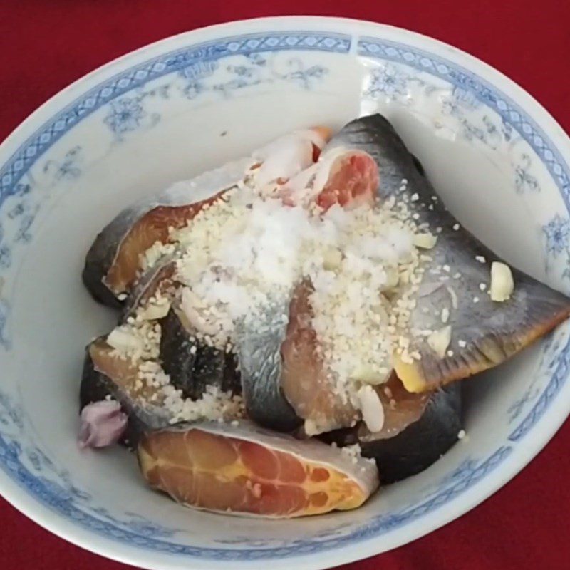 Step 2 Prepare and marinate catfish Catfish braised with pepper