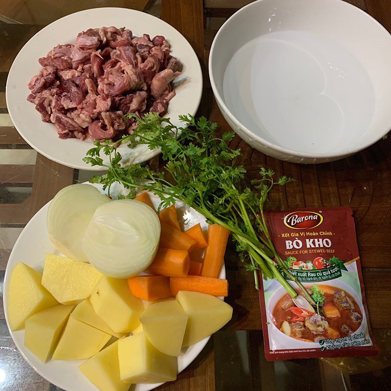 Step 1 Prepare and marinate the ingredients for Beef stew with potatoes and carrots