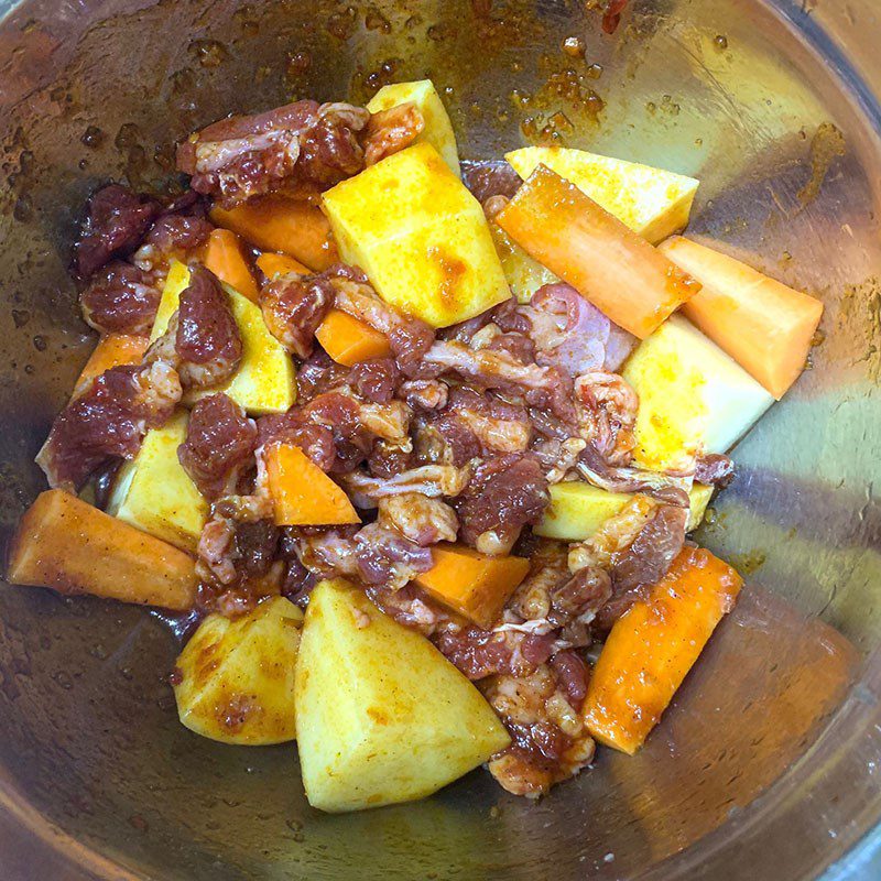 Step 1 Prepare and marinate the ingredients for Beef stew with potatoes and carrots