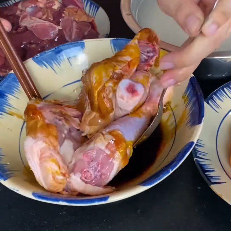 Step 1 Prepare and marinate the ingredients for Sticky Rice with Roasted Chicken and Quail Eggs