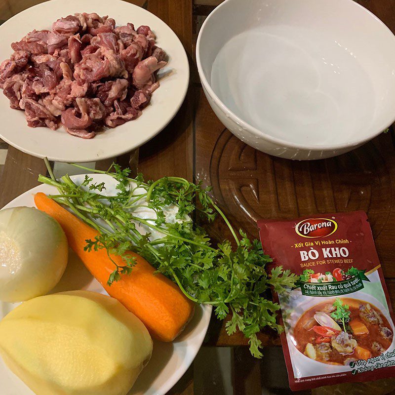 Step 1 Prepare and marinate the ingredients for Beef stew with potatoes and carrots